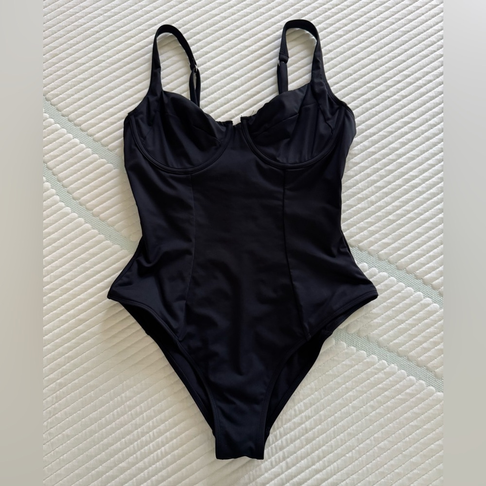 Black One-Piece Underwire Swimsuit